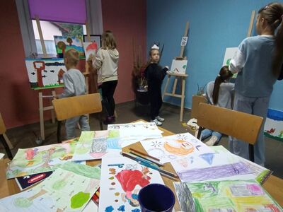 Dzieci z Zielenicy podczas tworzenia pracy plastycznej. 