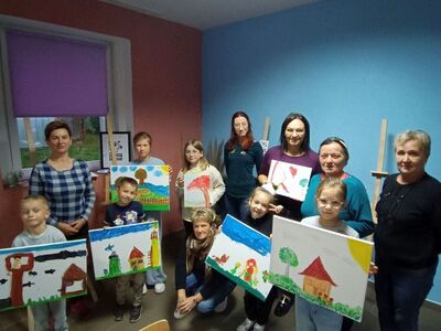 Dzieci z Zielenicy z wykonanymi pracami plastycznymi w towarzystwie członkiń KGW Zieleniczanki z Zielenicy. 