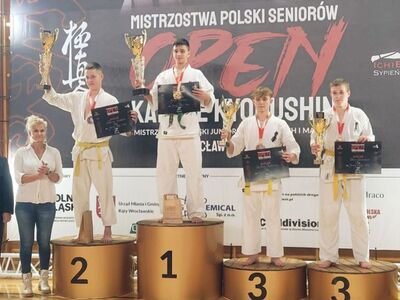 Zwycięzcy walk na podium.