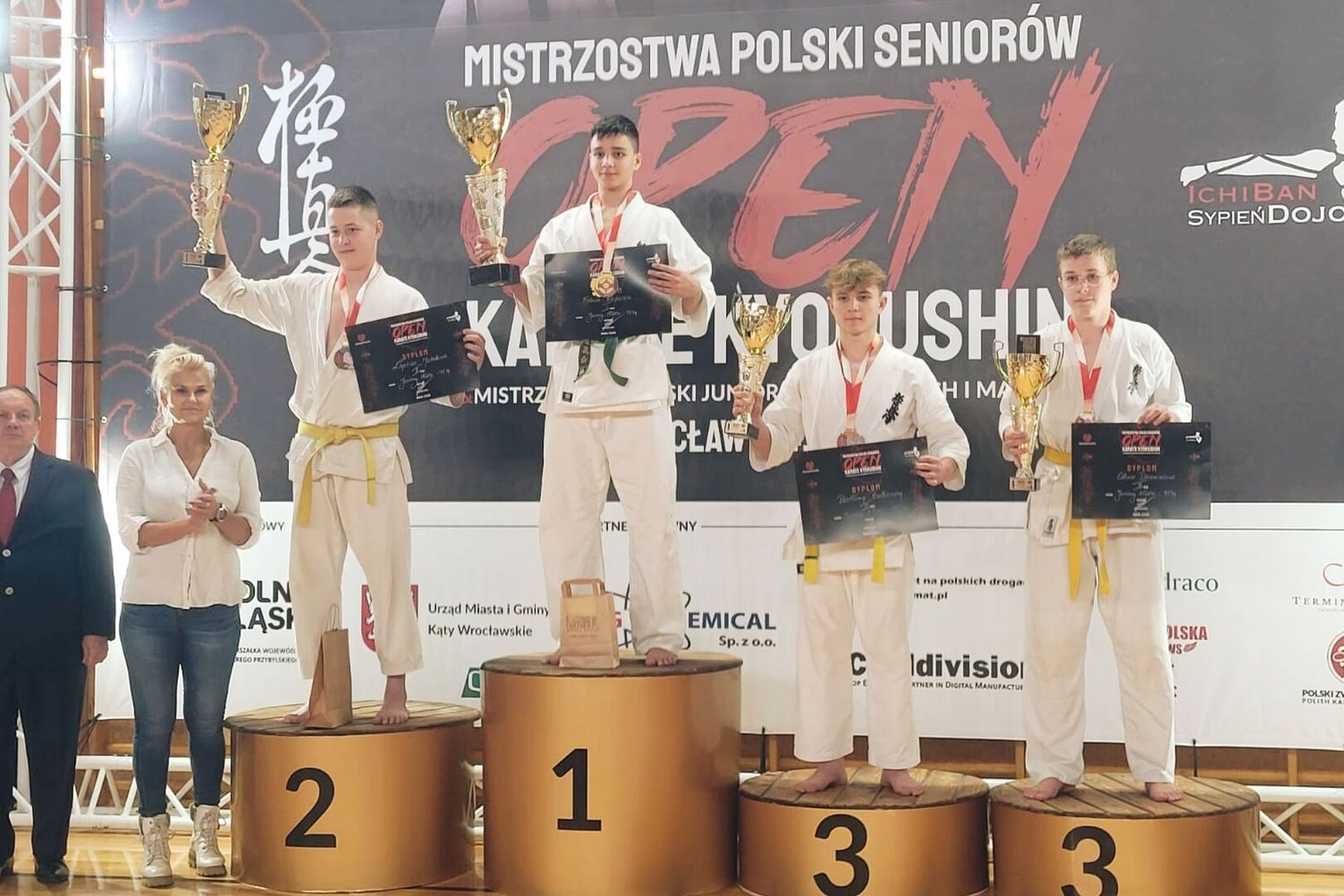 Zwycięzcy walk na podium. 