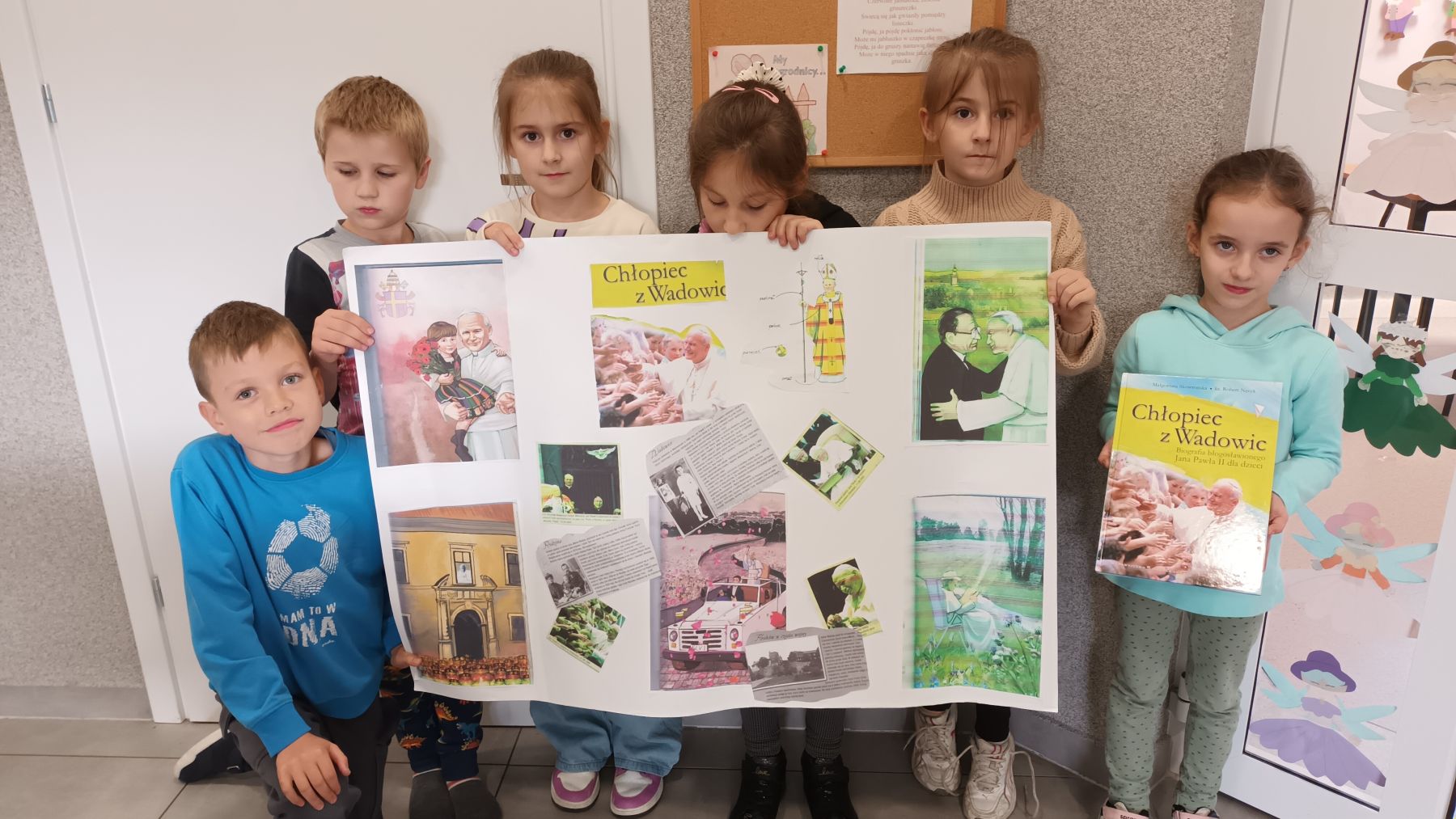 Dzieci prezentują wykonany plakat.