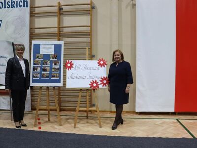 Pani dyrektor i opiekun Samorządu Uczniowskiego podczas uroczystości.
