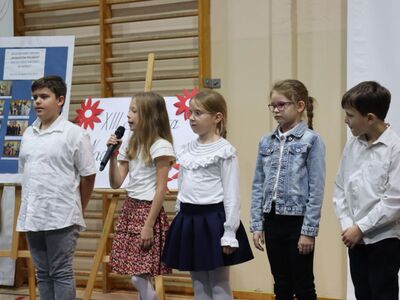 Uczniowie w trakcie recytacji wiersza Wisławy Szymborskiej.