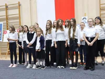 Uczniowie podczas wykonania nastrojowej piosenki „Nic dwa razy się nie zdarza…”