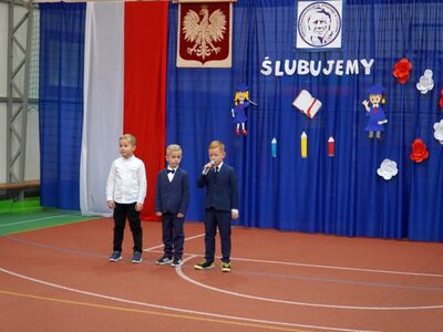 Program artystyczny klasy pierwszej - występ trzech chłopców. 