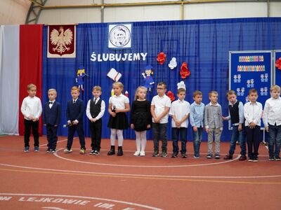 Ślubowanie klasy pierwszej ze Szkoły Podstawowej w Lejkowie. 