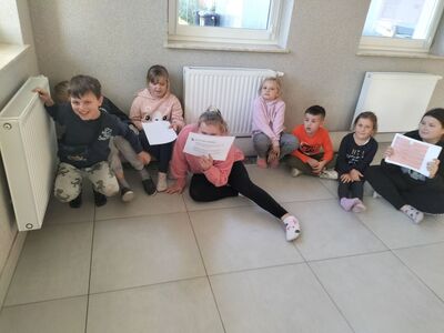 Zdjęcie przedstawia dzieci na zajęciach pt. Co to jest przemoc.