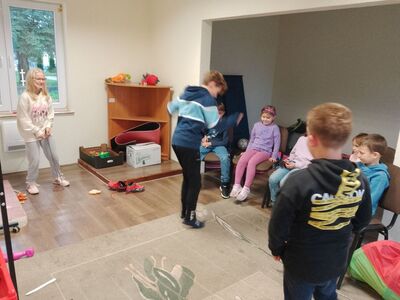 Odegranie scenki - dziewczynka skacze na skakance, chłopcy grają w piłkę. Na krzesłach widownia.