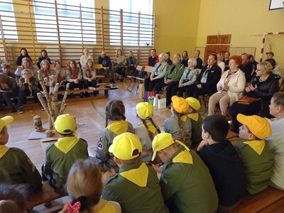 Harcerze i zgromadzeni goście na sali gimnastycznej ZS w Ostrowcu.