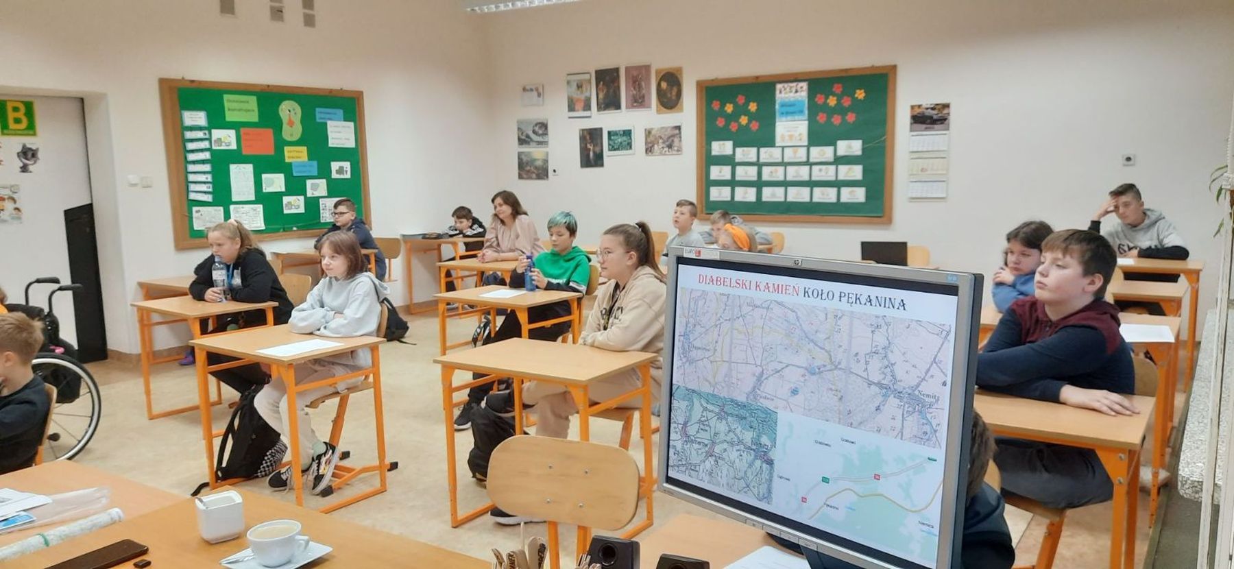 Uczniowie klasy V podczas słuchania jednej z legend.