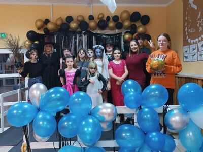 Grupowe zdjęcie podopiecznych z PWD w Laskach z zabawy halloweenowej.