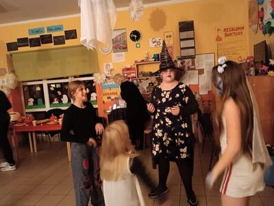 Podopieczni z PWD w Laskach podczas zabawy tanecznej.