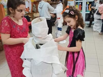 Zabawy podczas halloween - mumia z rolek papieru.