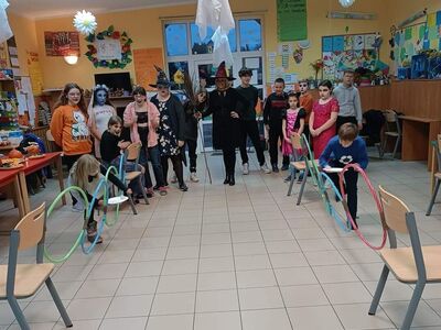 Zabawa z użyciem hula hop i krzeseł.