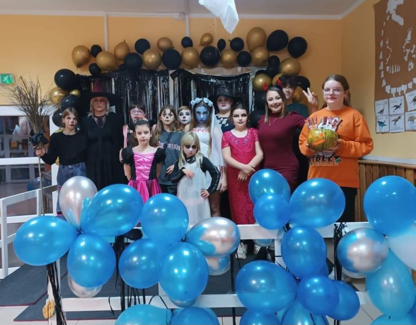 Grupowe zdjęcie podopiecznych z PWD w Laskach z zabawy halloweenowej.