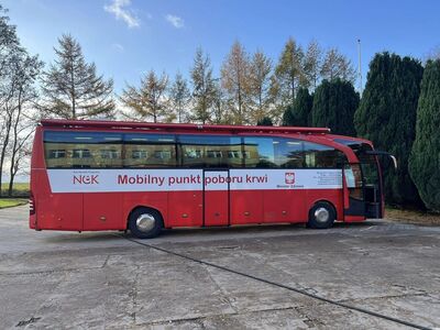Krwiobus na parkingu w Malechowie. 