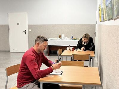 Dawcy wypełniają formularze w Świetlicy Kultury.