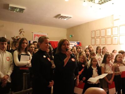 Pani dyrektor i Przewodnicząca Rady Rodziców zapraszają do wysłuchania wierszy i pieśni patriotycznych.