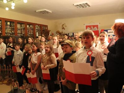 Uczniowie podczas śpiewania pieśni patriotycznych.