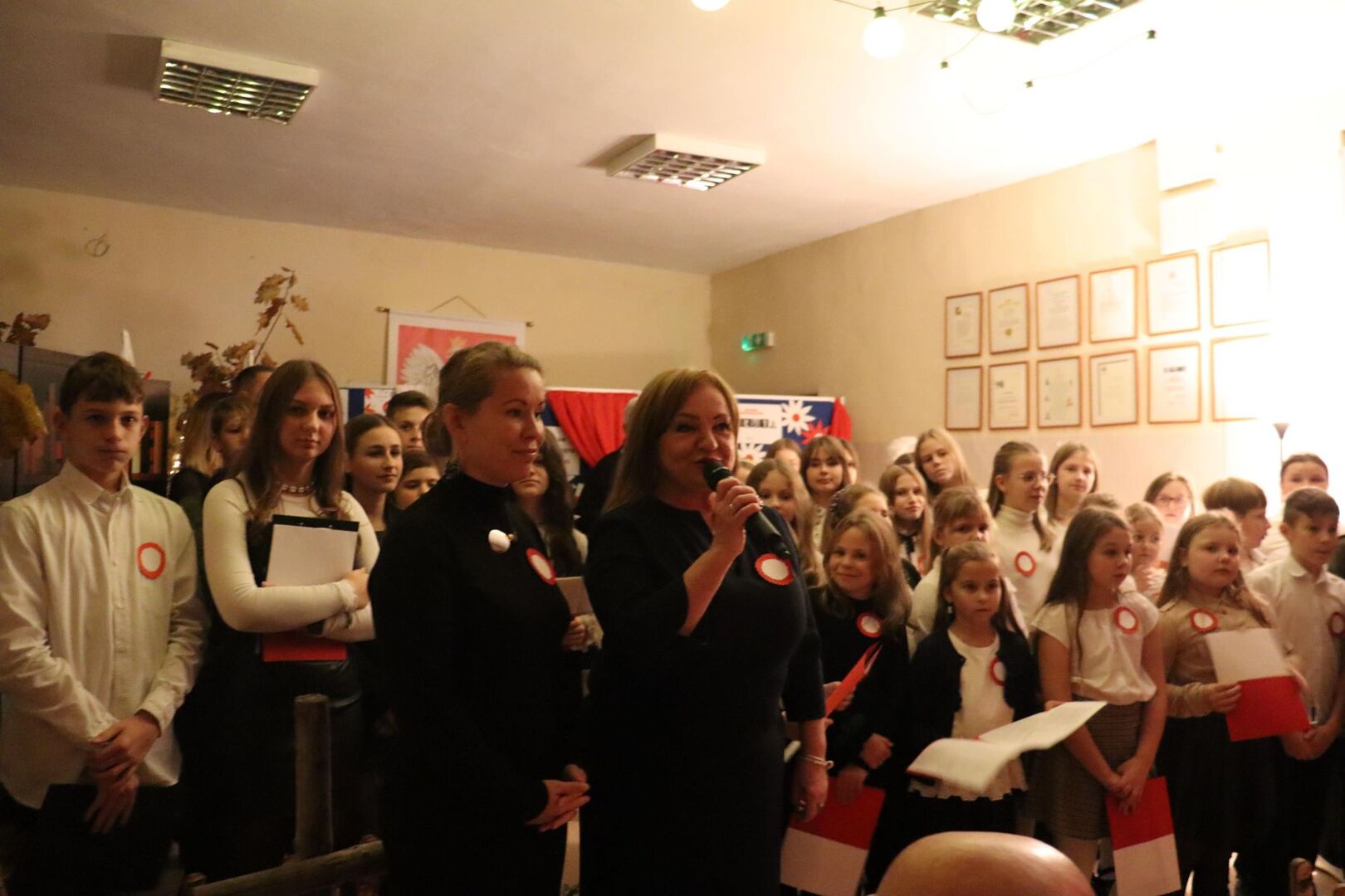 Pani dyrektor i Przewodnicząca Rady Rodziców zapraszają do wysłuchania wierszy i pieśni patriotycznych.