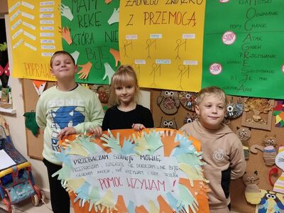 Dzieci prezentują wykonany plakat.
