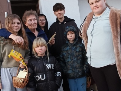 Wychowankowie wraz z seniorem z Lasek. główne