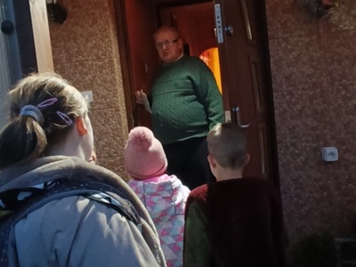 Wychowankowie wręczają prezent seniorowi z Lasek.