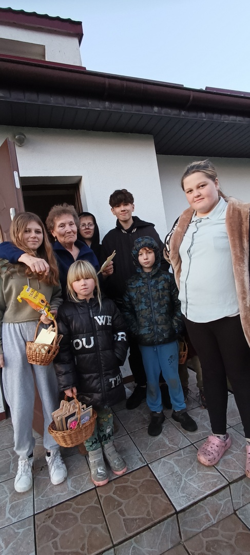 Wychowankowie wraz z seniorem z Lasek. główne