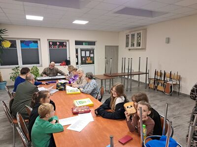 Dzieci z Placówki Wsparcia Dziennego w Niemicy z Seniorami.