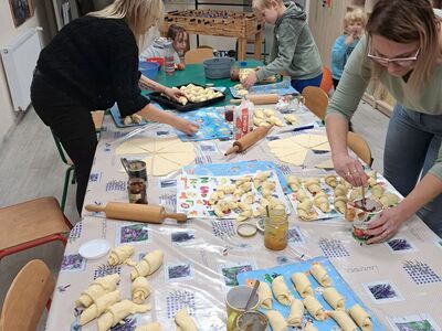 Mamy: Ania i Natalia pomagają przy rogalikach.
