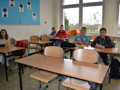 Uczniowie Zespołu Szkolno - Przedszkolnego podczas lekcji bibliotecznej w Malechowie.