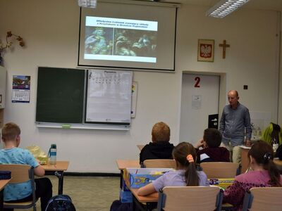Uczniowie Zespołu Szkolno - Przedszkolnego i bibliotekarz Robert Baran podczas lekcji bibliotecznej w Malechowie. 