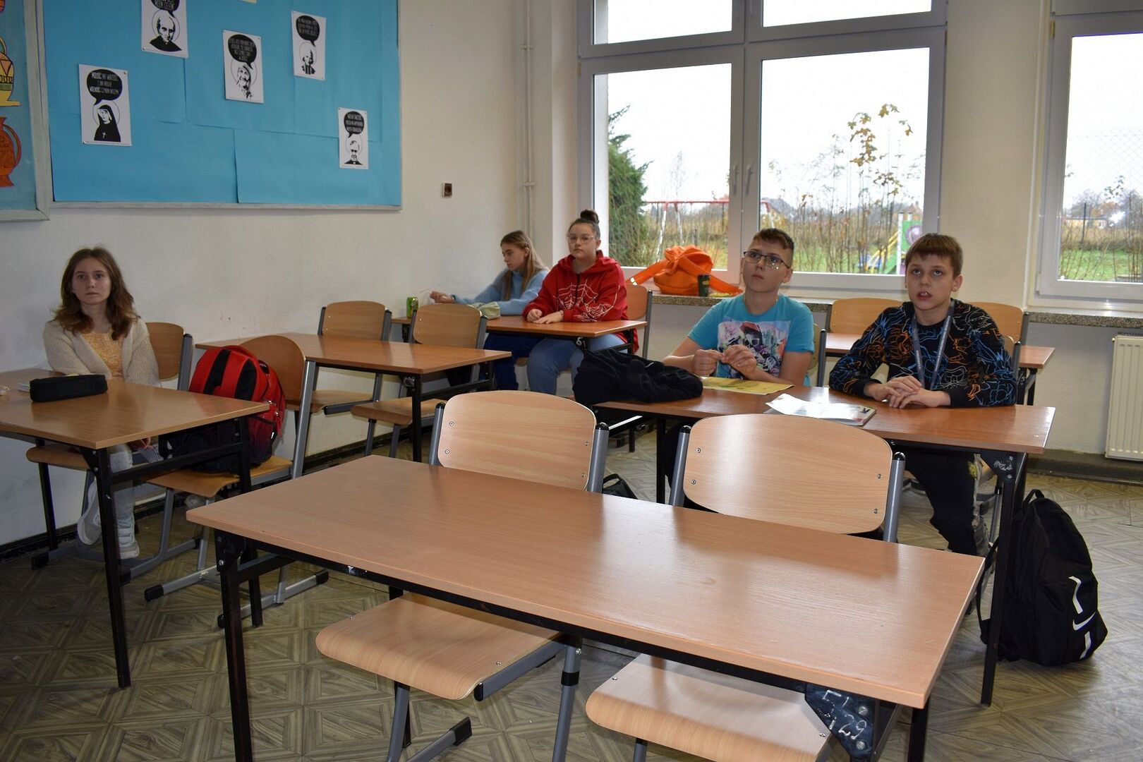Uczniowie Zespołu Szkolno - Przedszkolnego podczas lekcji bibliotecznej w Malechowie.