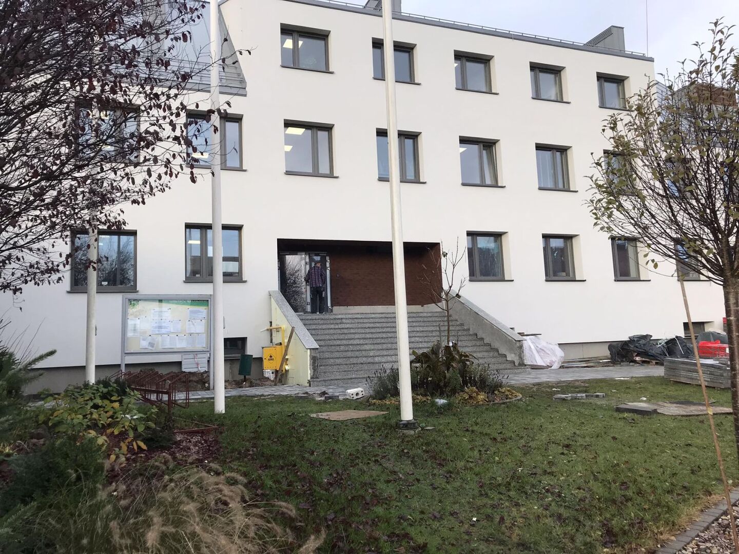 Budynek urzędu z nową elewacją.