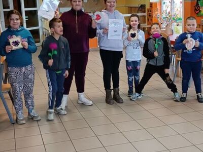 Dzieci składają życzenia zaproszonym gościom.
