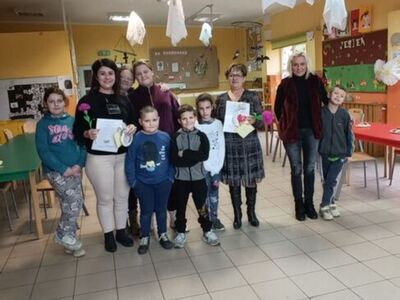 Wspólne zdjęcie dzieci, wychowawczyń i zaproszonych gości.