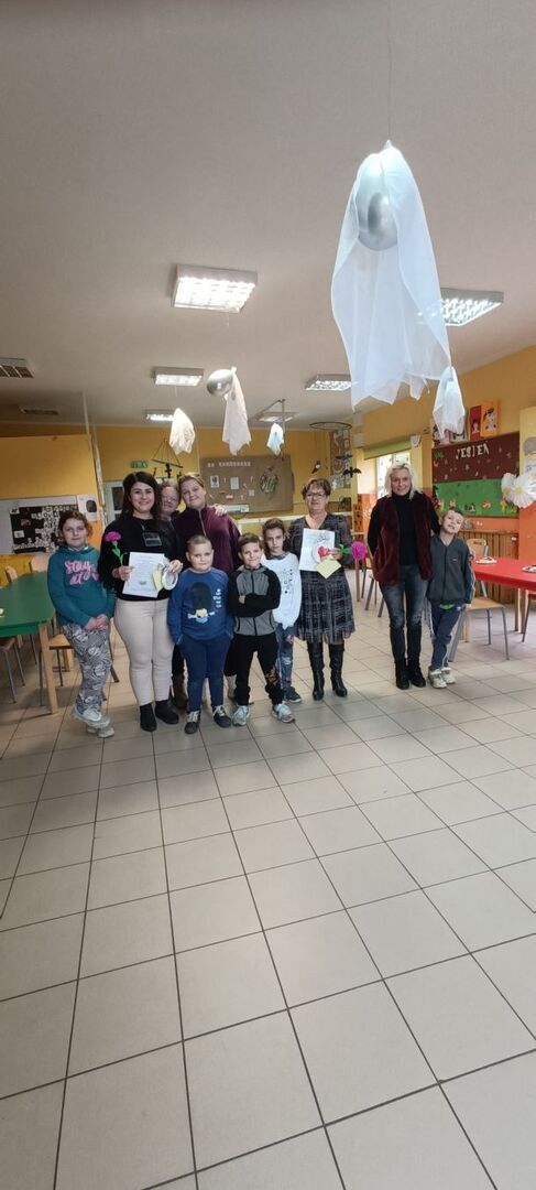  Wspólne zdjęcie dzieci, wychowawczyń i zaproszonych gości.