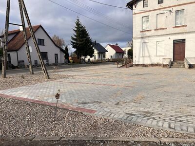 Zmodernizowany parking przy ośrodku zdrowia w Ostrowcu.