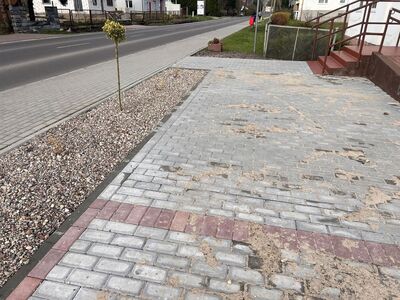 Zmodernizowany parking przy ośrodku zdrowia w Ostrowcu.