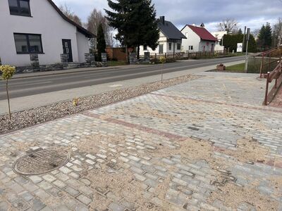 Zmodernizowany parking przy ośrodku zdrowia w Ostrowcu.