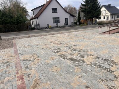 Zmodernizowany parking przy ośrodku zdrowia w Ostrowcu.