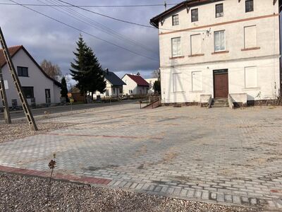 Zmodernizowany parking przy ośrodku zdrowia w Ostrowcu.