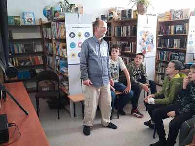 Bibliotekarz z Malechowa z dziećmi z Niemicy podczas przedstawiania legend.