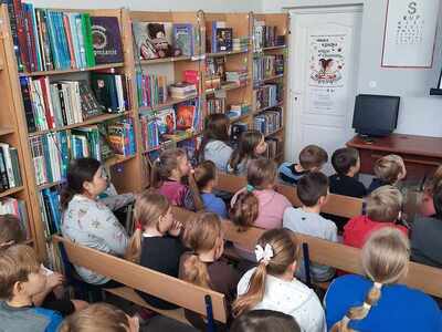 Dzieci z Niemicy podczas pogadanki na temat legend z gminy Malechowo. 