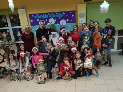 Grupowe zdjęcie wychowanków z Mikołajem.