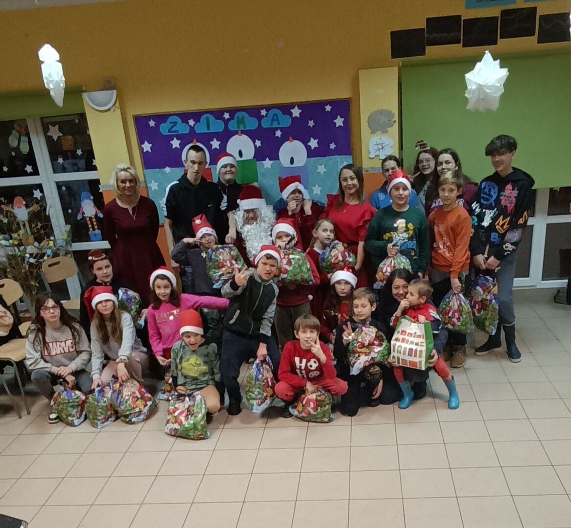 Grupowe zdjęcie wychowanków z Mikołajem.