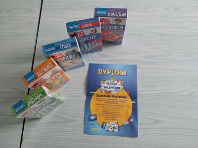 Dyplom oraz zestaw gier otrzymanych w ramach akcji Lidl dla Szkół.