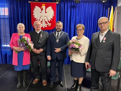 Wójt Radosław Nowakowski z jubilatami.
