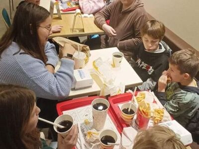  Wychowankowie w trakcie jedzenia obiadu w restauracji.