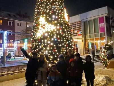 Wychowankowie pozują do zdjęcia na koszalińskim ratuszu.